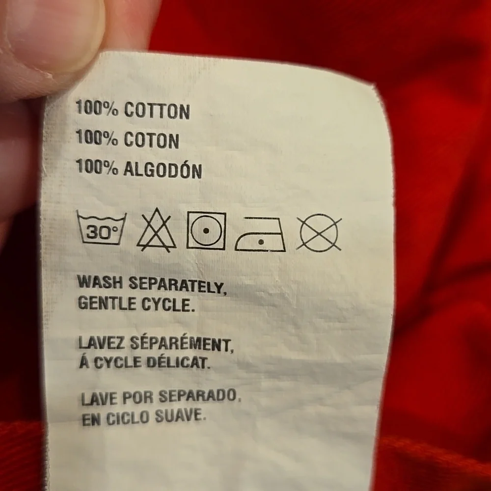 CRATE & BARREL RED APRON. UNISEX.